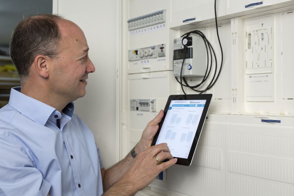 Olaf Klau bei der Auswertung von Energieverbrauchsdaten im Rahmen eines Energieaudits