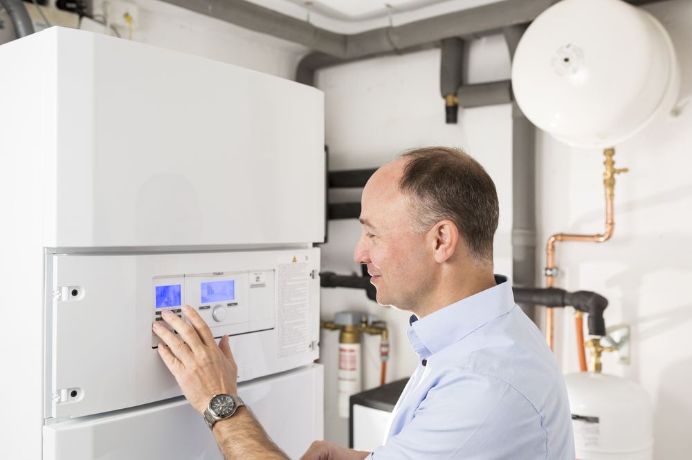 Olaf Klau bei der Prüfung einer Heizungsanlage im Rahmen einer energetischen Einschätzung